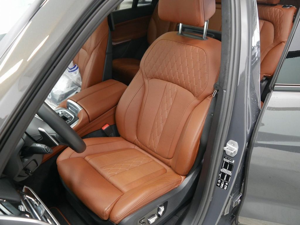 BMW X7 M50i Mpaket | předváděcí auto | skladem | od autorizovaného prodejce | šedá metalíza | super cena | top stav | online nákup | autoibuy.com